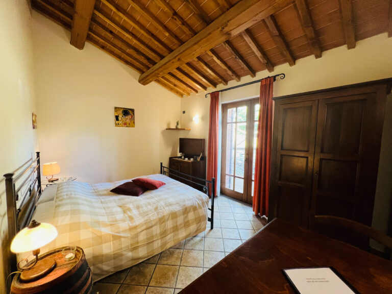 Camera romantica in agriturismo in Toscana con piscina